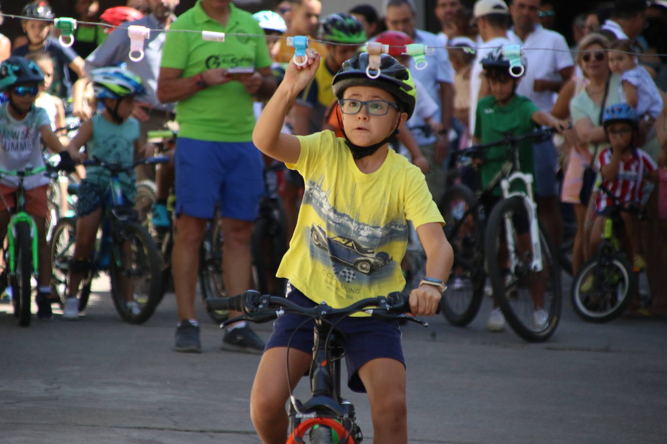 Fotos: Los más pequeños disfrutan con los juegos tradicionales en la «velá» del barrio de los Santos Mártires