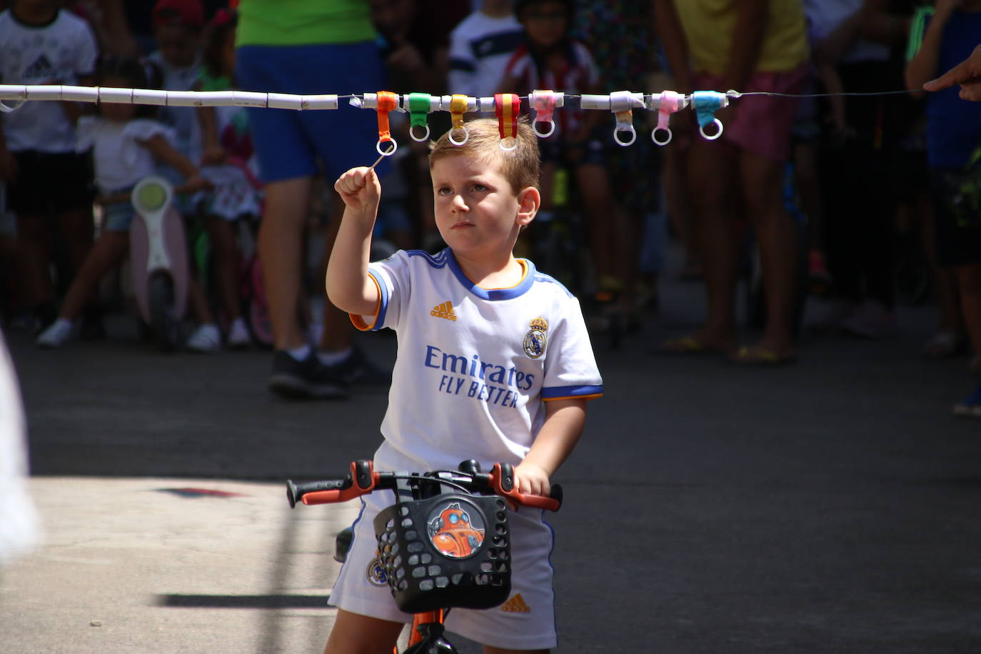 Fotos: Los más pequeños disfrutan con los juegos tradicionales en la «velá» del barrio de los Santos Mártires