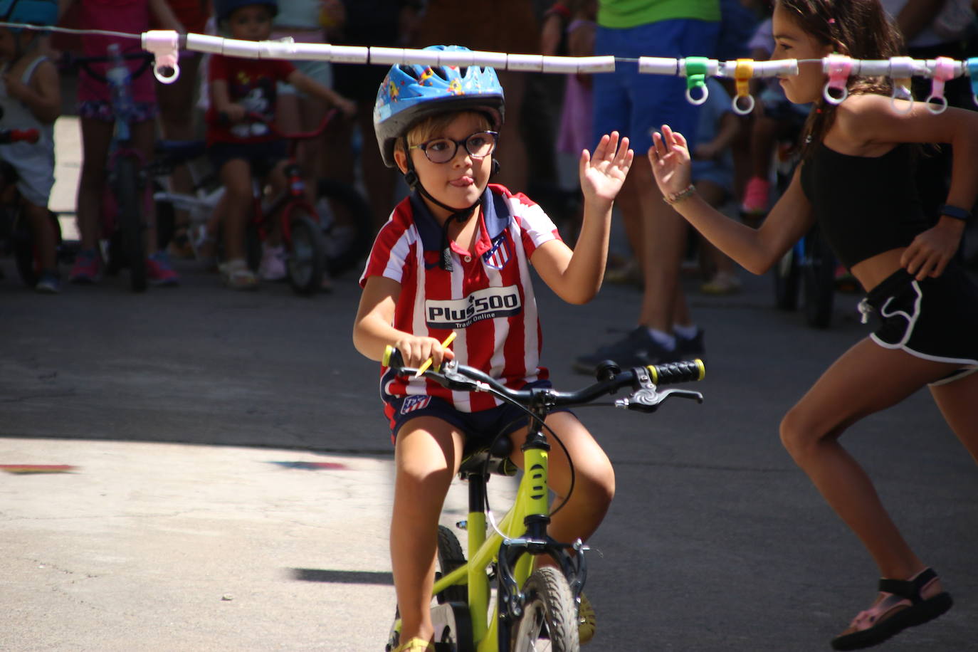 Fotos: Los más pequeños disfrutan con los juegos tradicionales en la «velá» del barrio de los Santos Mártires