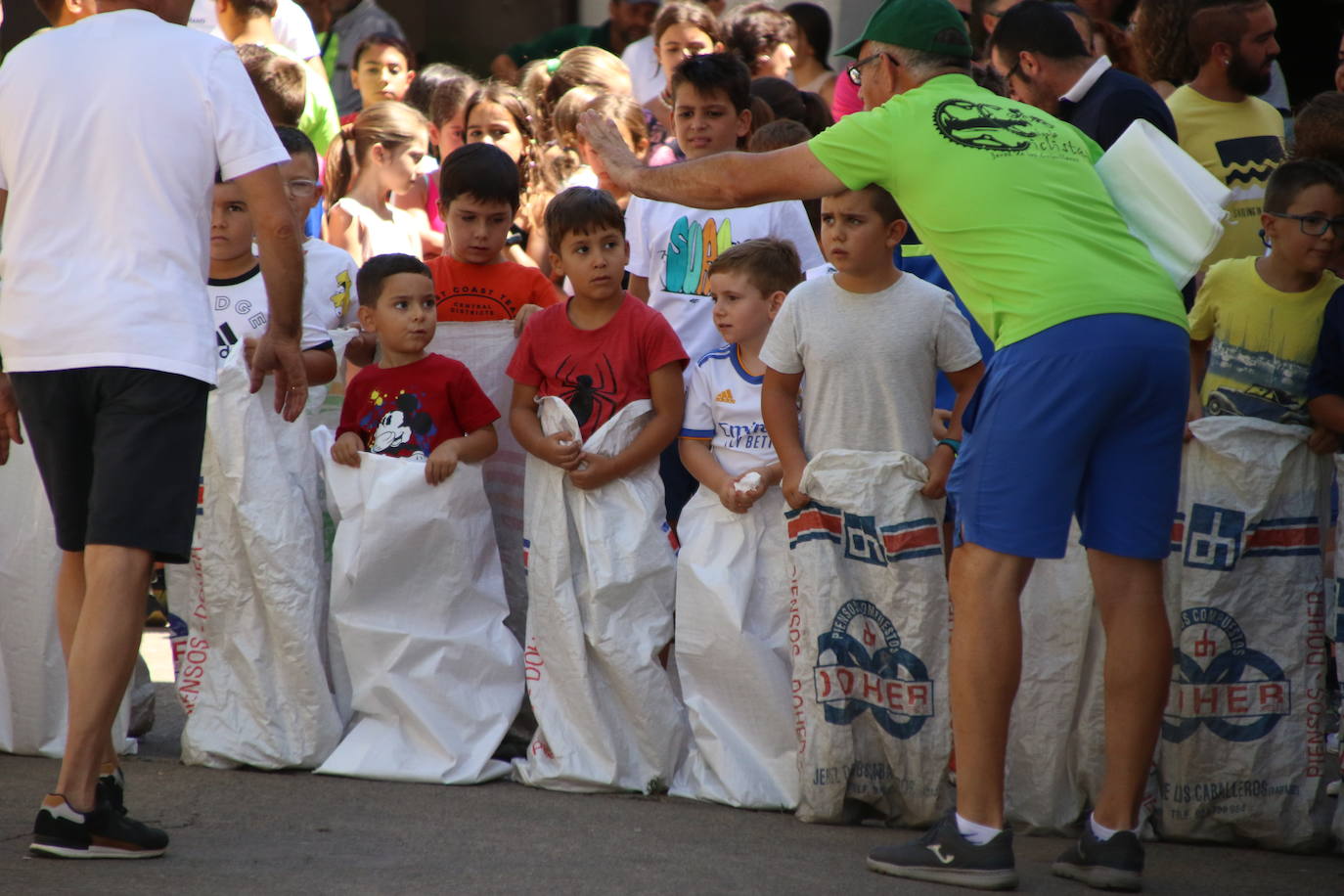 Fotos: Los más pequeños disfrutan con los juegos tradicionales en la «velá» del barrio de los Santos Mártires