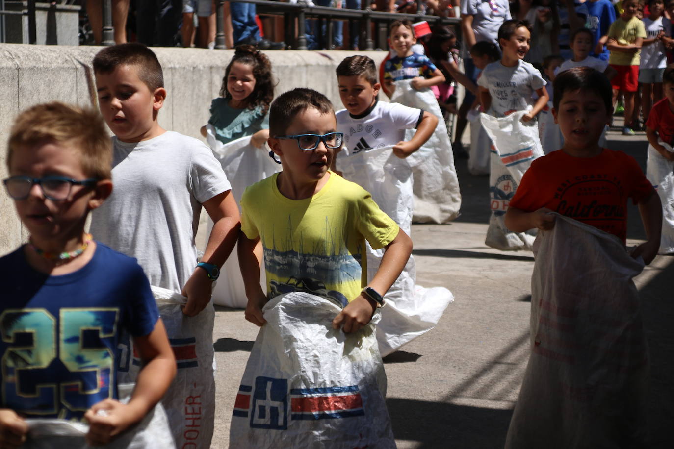 Fotos: Los más pequeños disfrutan con los juegos tradicionales en la «velá» del barrio de los Santos Mártires