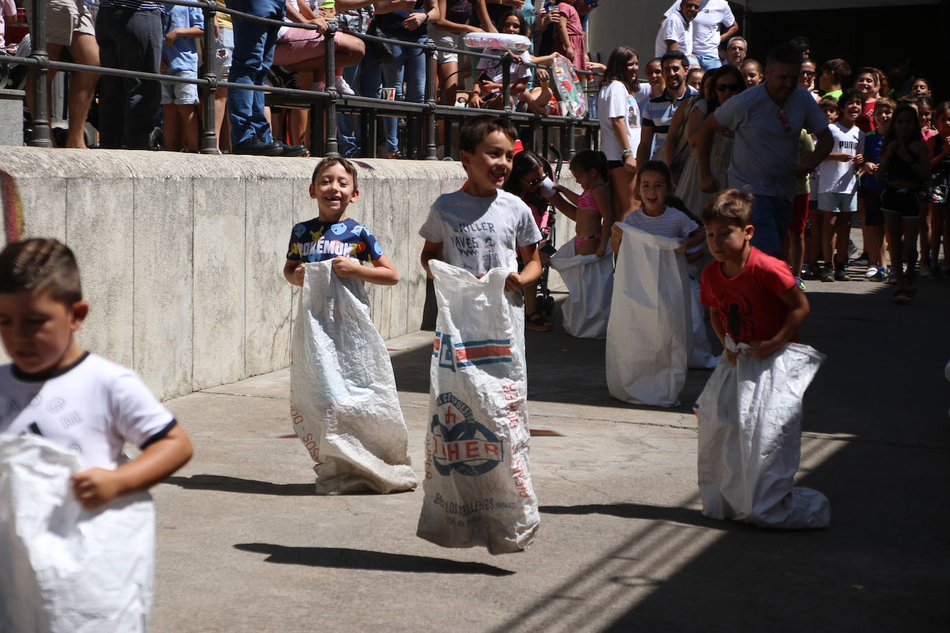 Fotos: Los más pequeños disfrutan con los juegos tradicionales en la «velá» del barrio de los Santos Mártires