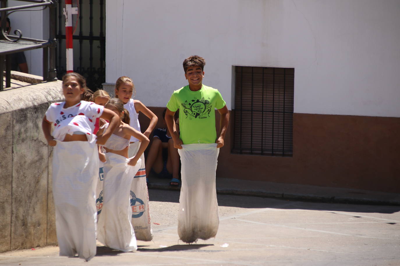 Fotos: Los más pequeños disfrutan con los juegos tradicionales en la «velá» del barrio de los Santos Mártires