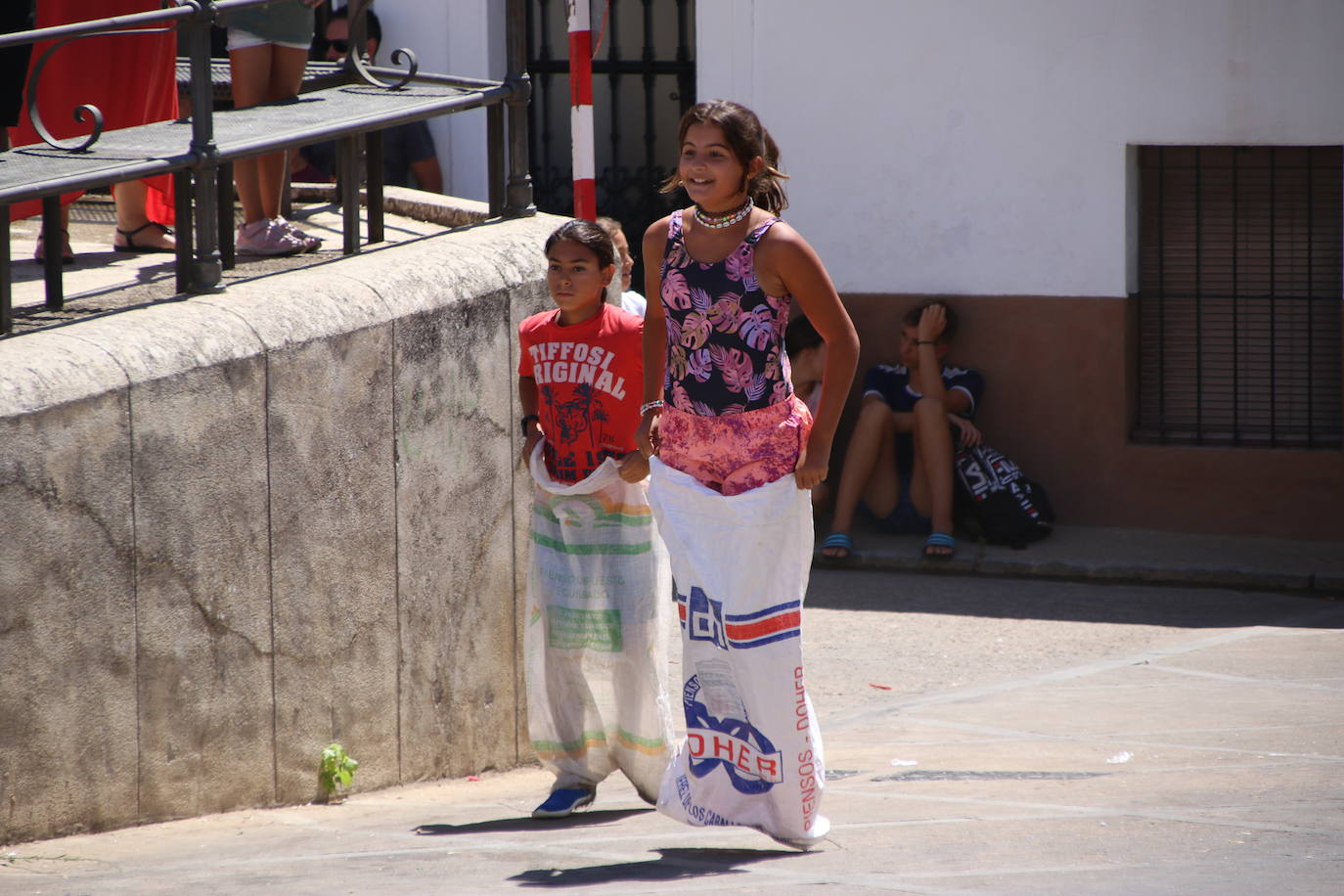 Fotos: Los más pequeños disfrutan con los juegos tradicionales en la «velá» del barrio de los Santos Mártires