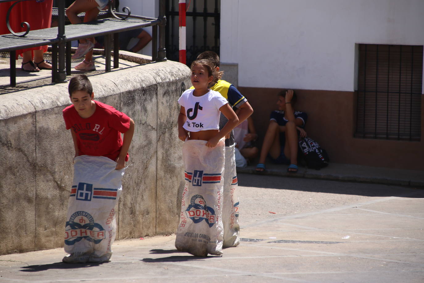 Fotos: Los más pequeños disfrutan con los juegos tradicionales en la «velá» del barrio de los Santos Mártires
