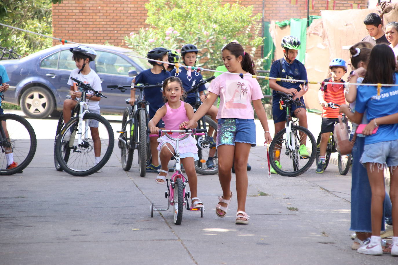 Fotos: La «velá» del barrio de San Roque continúa con la tradicional bendición de animales y los juegos infantiles