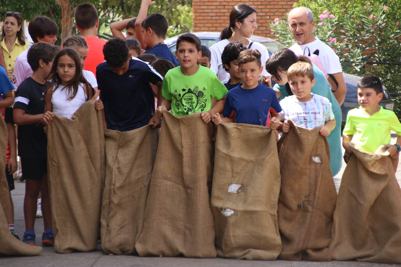 Fotos: La «velá» del barrio de San Roque continúa con la tradicional bendición de animales y los juegos infantiles