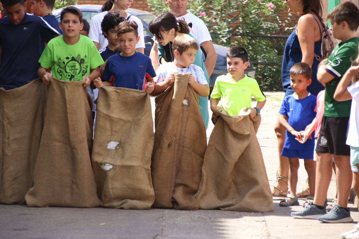 Fotos: La «velá» del barrio de San Roque continúa con la tradicional bendición de animales y los juegos infantiles