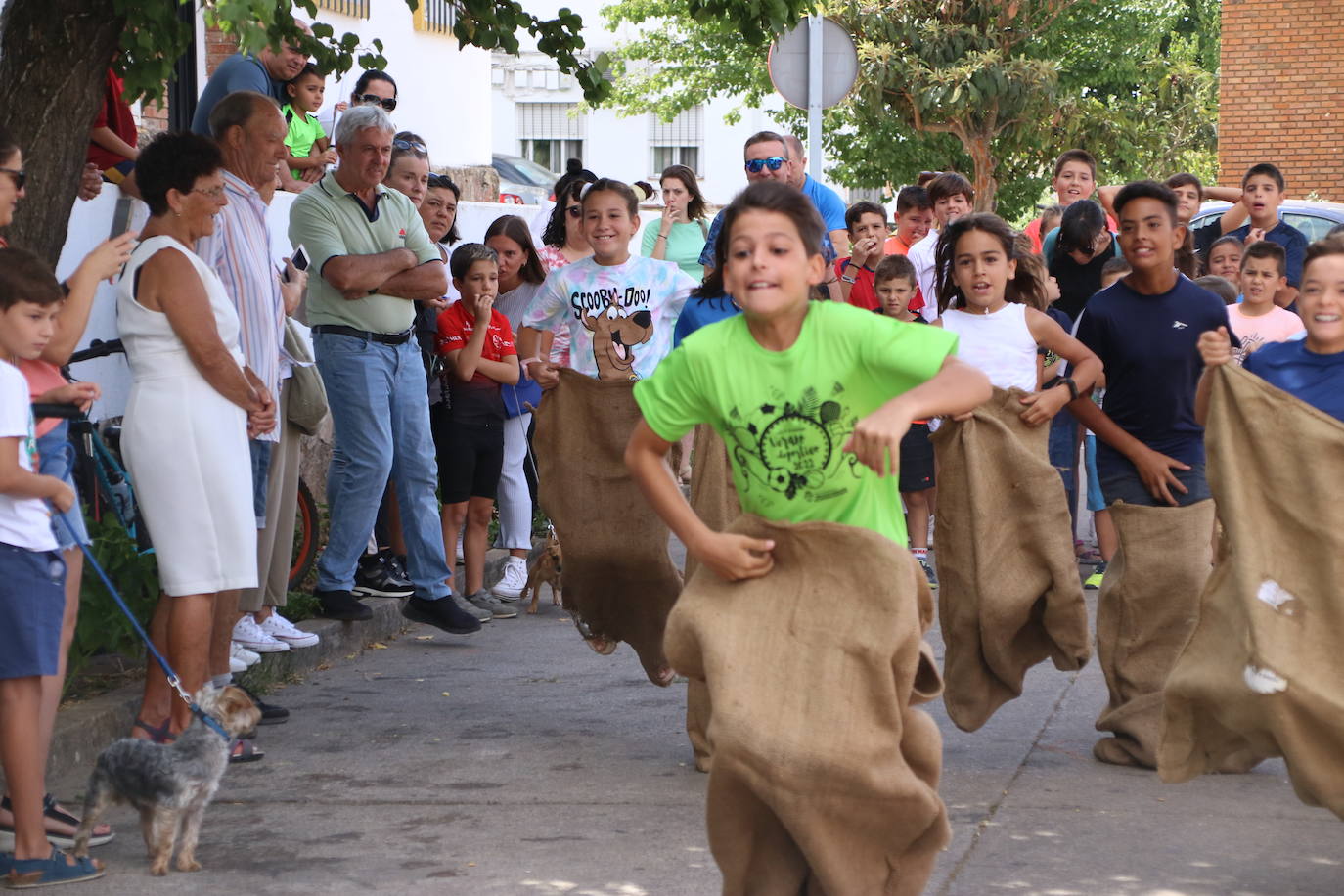Fotos: La «velá» del barrio de San Roque continúa con la tradicional bendición de animales y los juegos infantiles
