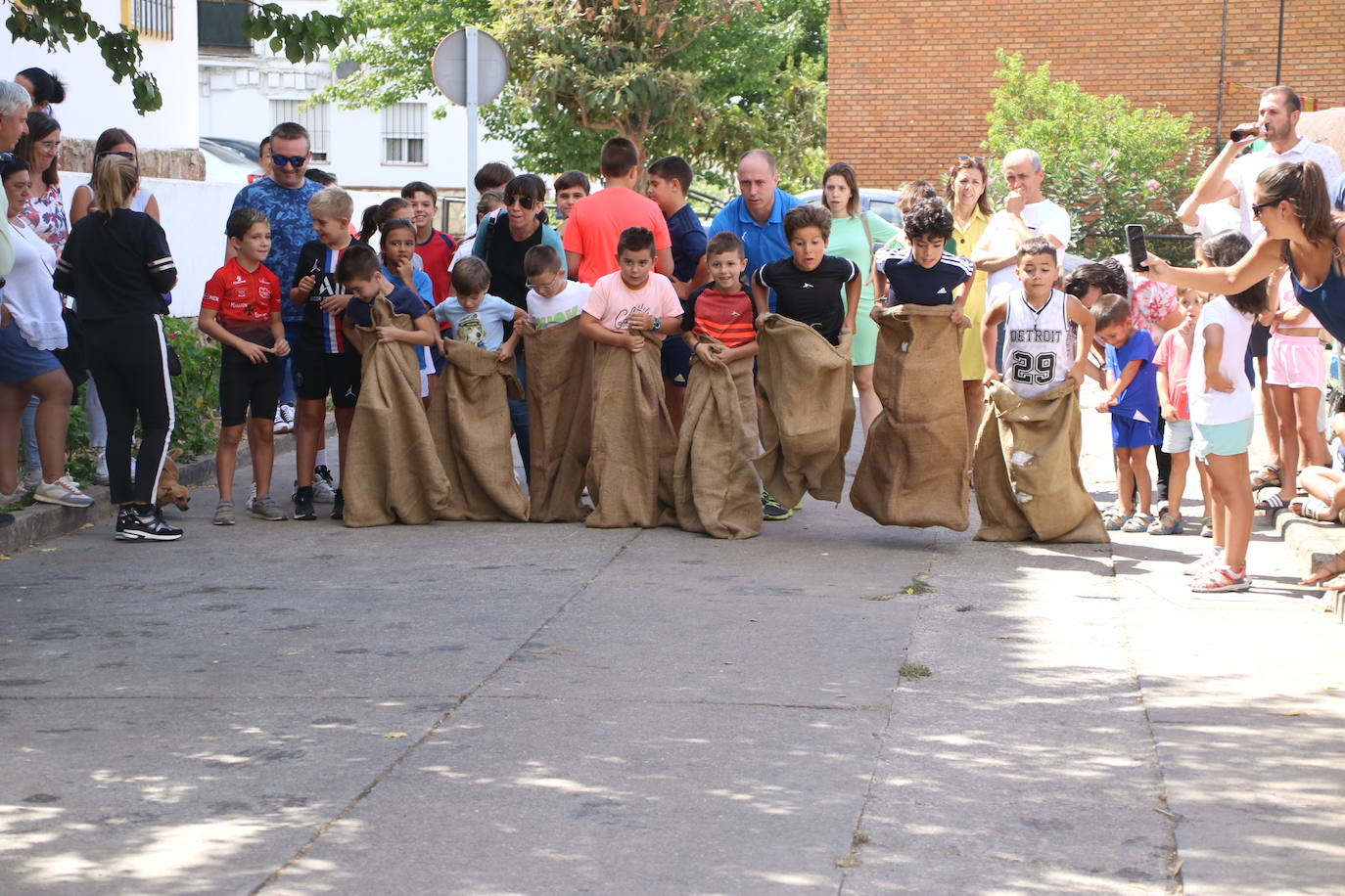 Fotos: La «velá» del barrio de San Roque continúa con la tradicional bendición de animales y los juegos infantiles