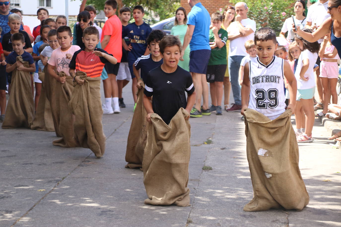 Fotos: La «velá» del barrio de San Roque continúa con la tradicional bendición de animales y los juegos infantiles