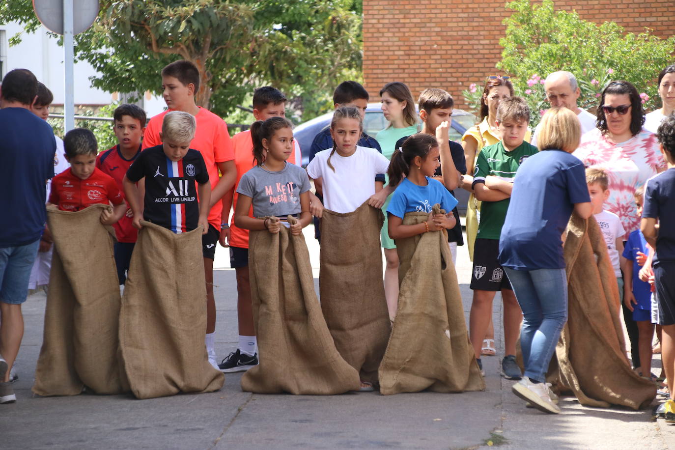 Fotos: La «velá» del barrio de San Roque continúa con la tradicional bendición de animales y los juegos infantiles