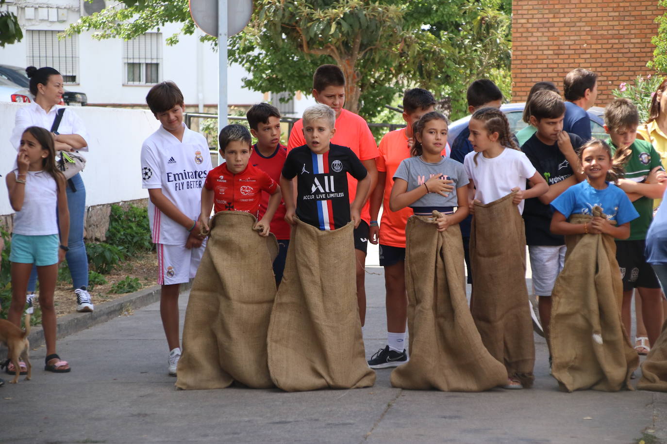 Fotos: La «velá» del barrio de San Roque continúa con la tradicional bendición de animales y los juegos infantiles