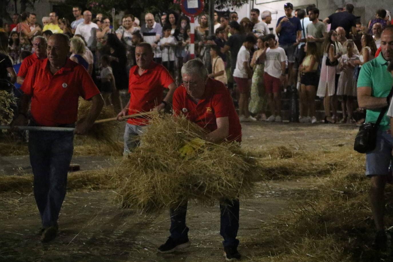 Fotos: Noche de fuego y tradición en el Llano de Santa María con la «quema del rabo del diablo»