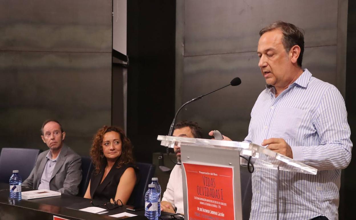 Presentado el libro 'Vidas olvidadas I' del jerezano José Alfonso Cardenal Galván