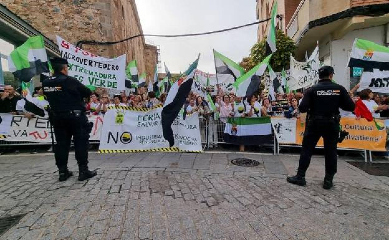 Ciudadanos protestando ante la Asamblea de Extremadura contra el proyecto de gran vertedero en Salvatierra de los Barros a finales de octubre.