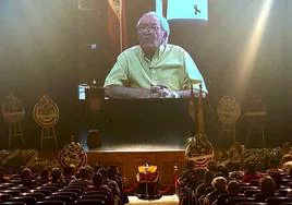 Capilla ardiente con los restos de Manuel Calzado, anoche, en el cine teatro Balboa.