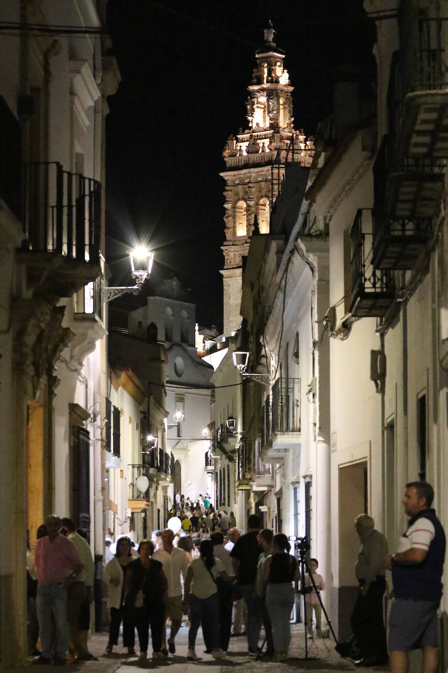 Las principales calles del centro de la localidad se llenan de propios y visitantes.