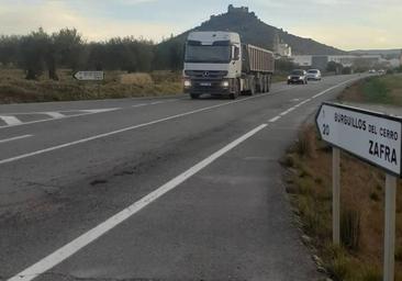 Tramo entre Zafra y Jerez a su paso por Burguillos del Cerro a través de la carretera autonómica Ex-112.