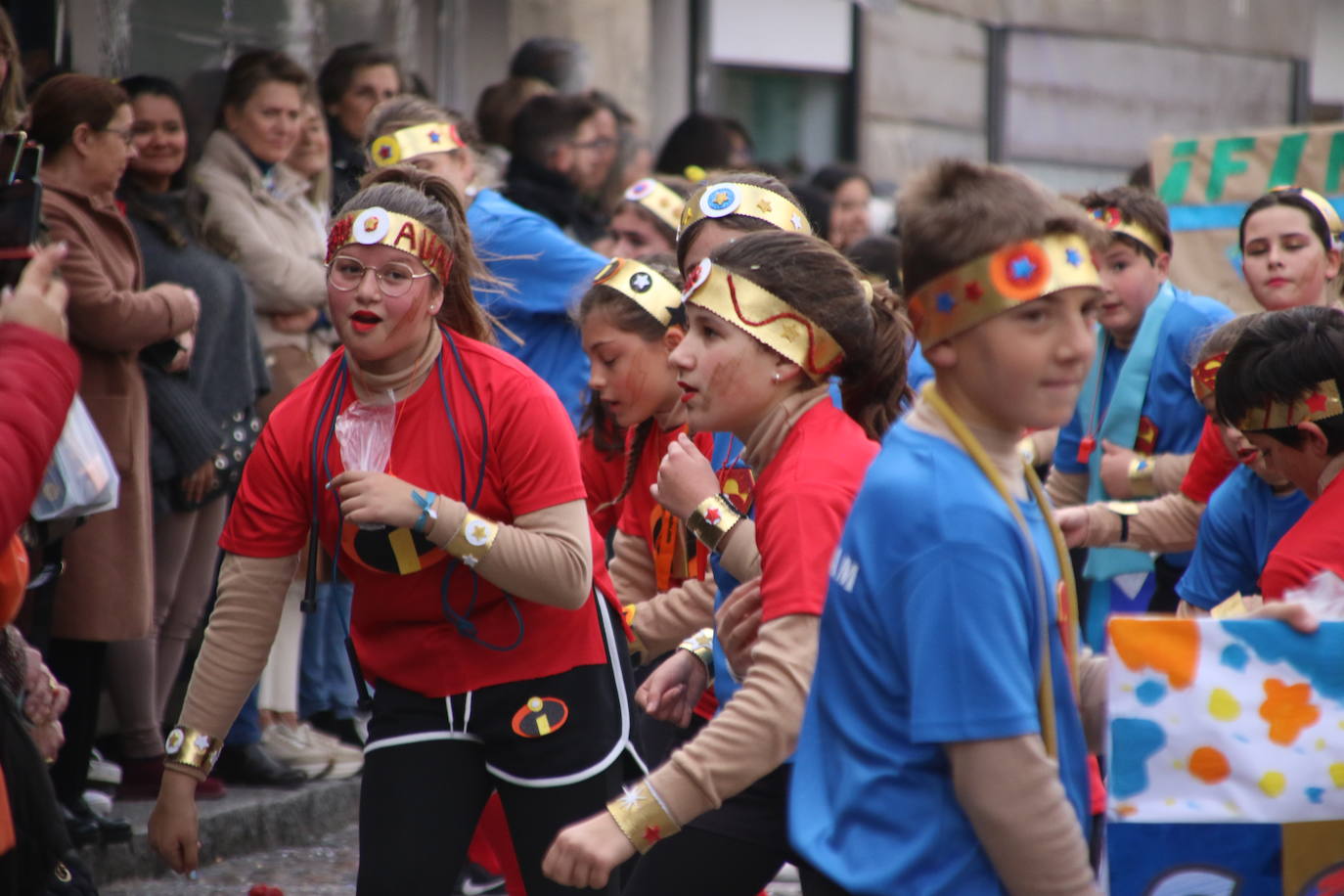 Fotos: Arranca el Carnaval en Jerez de los Caballeros con el desfile de los centros educativos