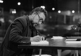 El periodista Paco Oliver presenta su nueva novela «Los doce» este sábado