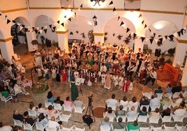 El público pudo sumergirse en la época medieval gracias a los cánticos y la decoración y vestuario de época.