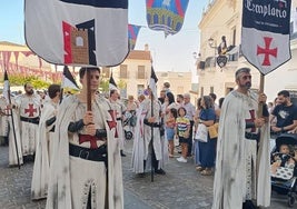 Un gran número de público se reunió para disfrutar del desfile inaugural.