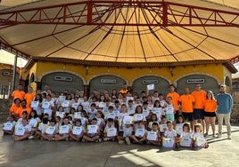 Los pequeños junto a sus monitores con el diploma recibido al finalizar el campamento.