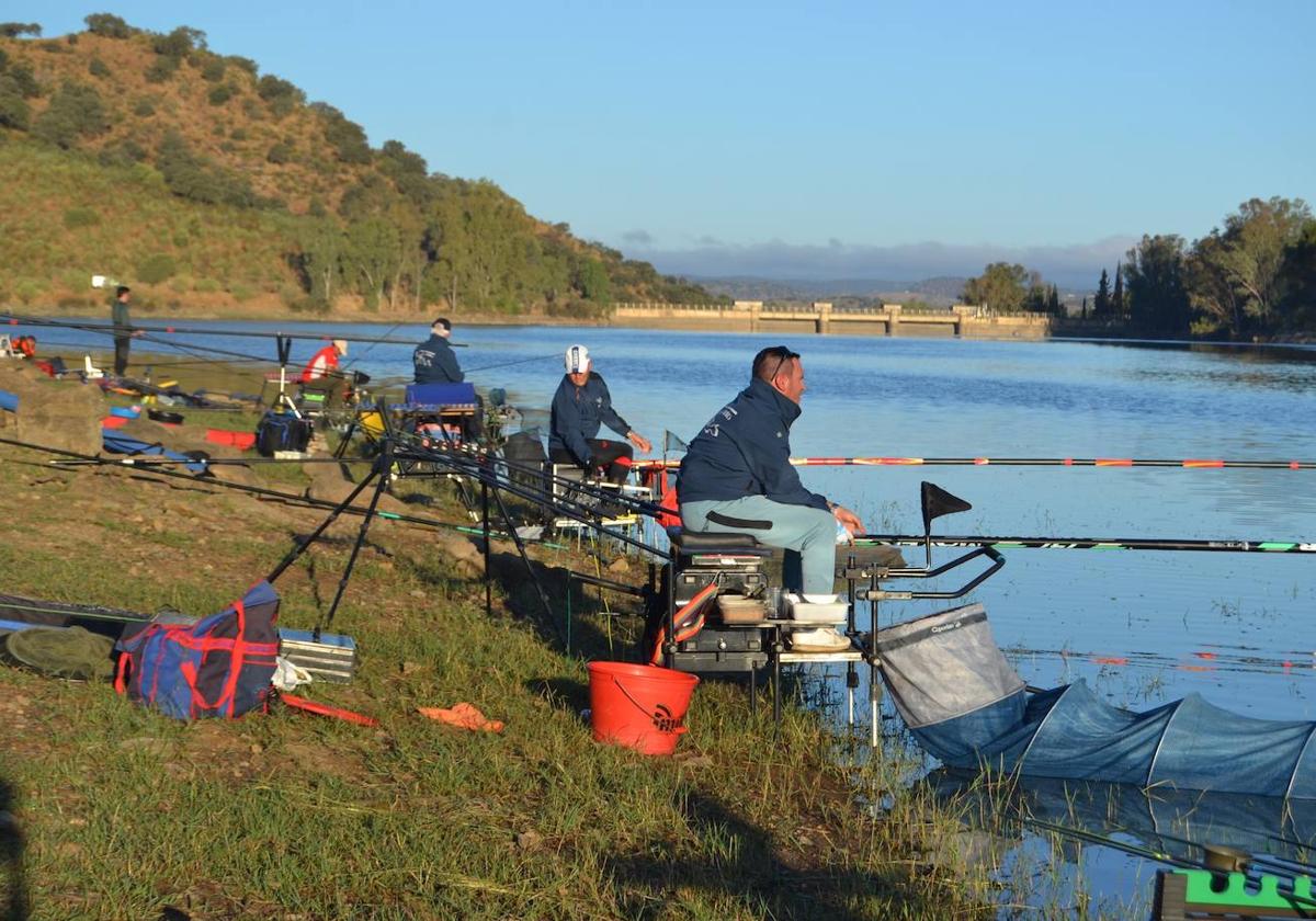 En el concurso de pesca participaron unos 71 pescadores.