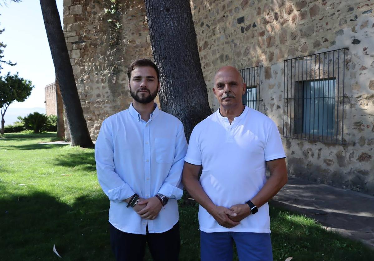 El alcalde Raúl Gordillo junto a Pablo Lozano, nuevo coordinador jefe de la Agrupación Local de Protección Civil .