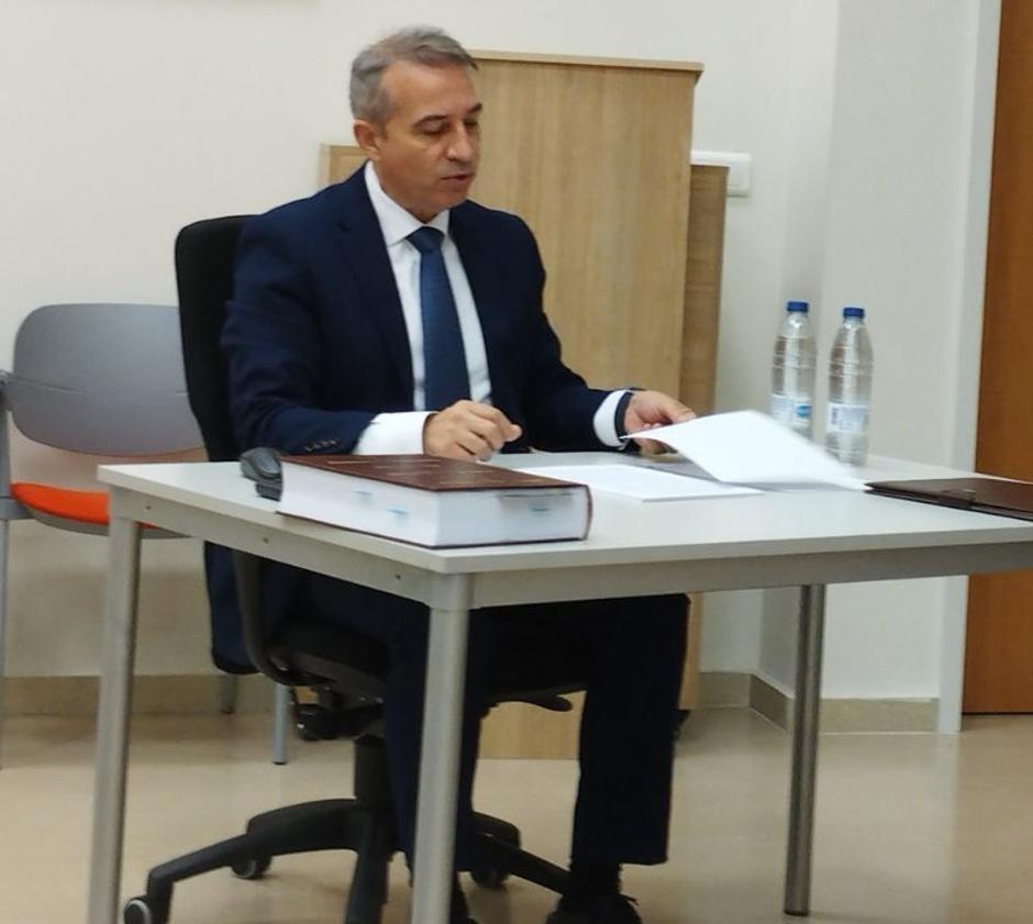 Imagen principal - El jerezano durante su intervención.