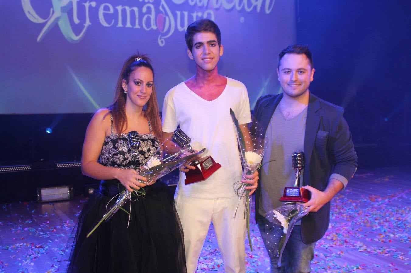 El ganador de la gala,Luis León (en el centro), junto a Ramón Gato y Lara Donoso, segundo y tercer clasificado.