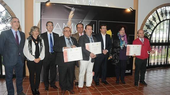 Los premiados del Espiga de Oro de Caja Rural Extremadura con miembros de la Junta y la caja.