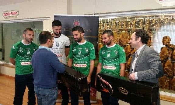 Montesano entrega los jamones a la plantilla serona.