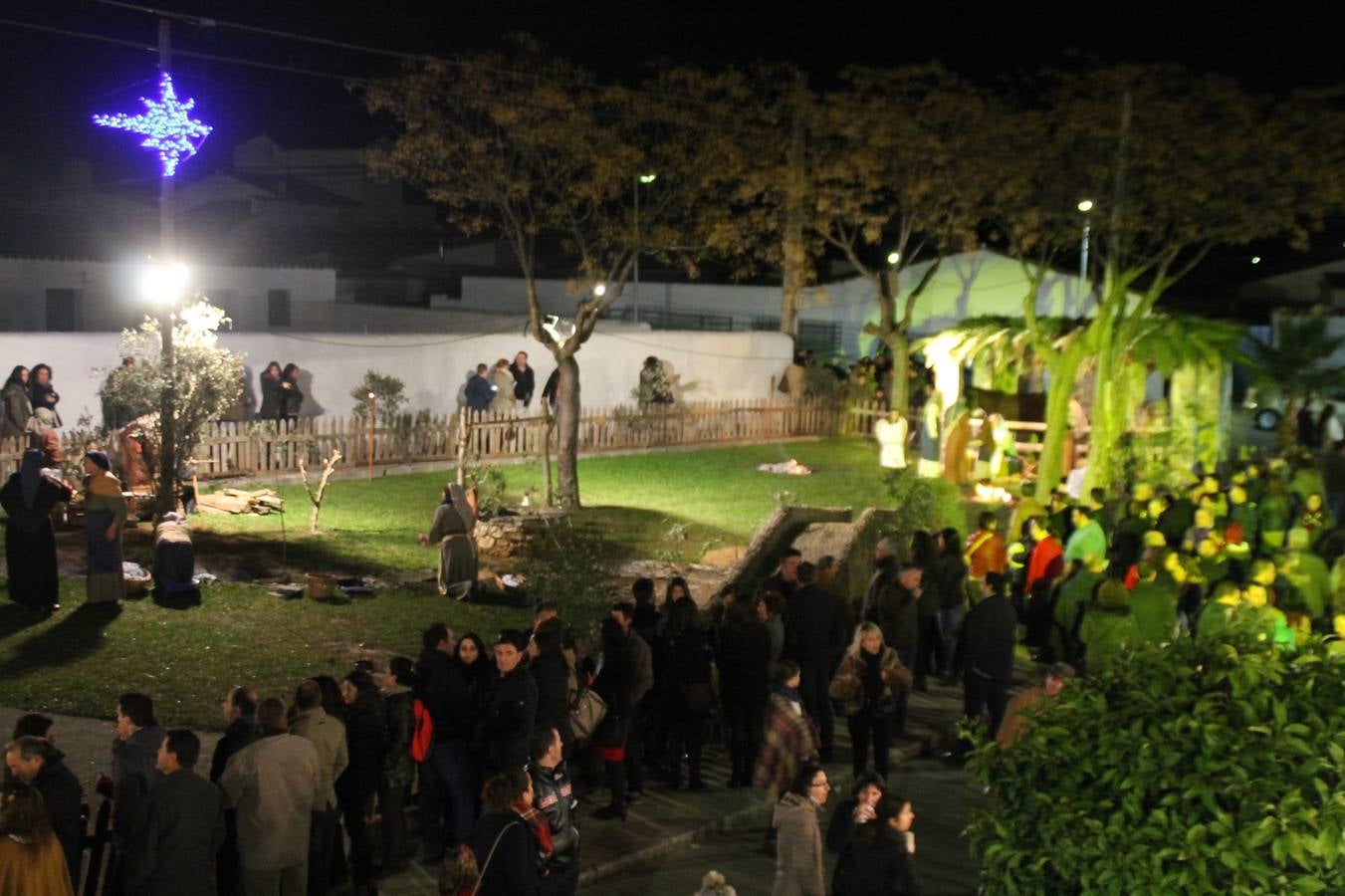 Miles de personas disfrutaron de la entrañable estampa que desde hace 14 años ofrece el Belén viviente de La Bazana