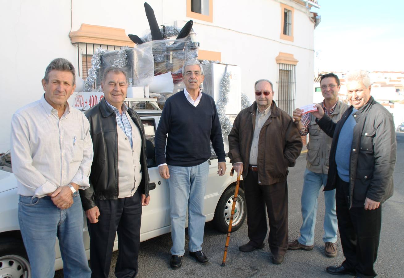 Miembros de la junta de gobierno de la Cofradía del Ecce-Homo junto a la cesta sorteada y al agraciado con la misma. 