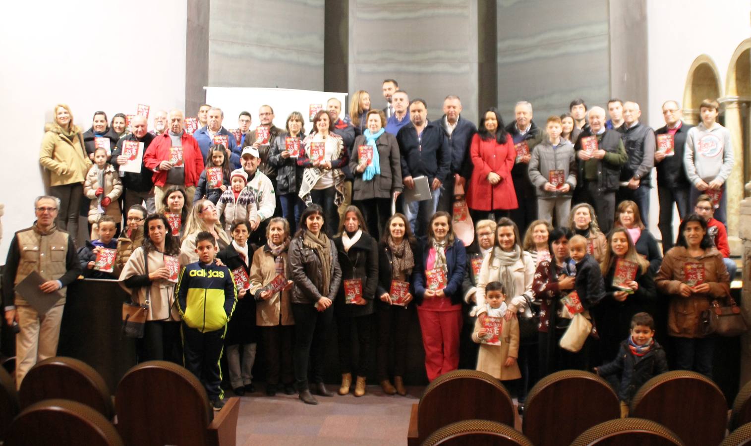 Premiados junto a los organizadores de la campaña tras la entrega de premios hoy en el auditorio del Conventual San Agustín.