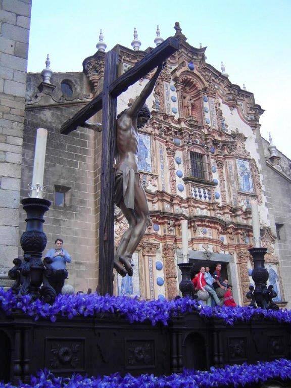 Imagen del Cristo de la Piedad , de la Archicofradía del Santísimo Sacramento, junto al templo de San Bartolomé la tarde del Jueves Santo.