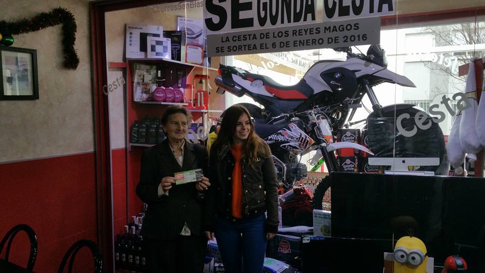 Isabel Flores junto a su nieta Sandfra Márquez con la papeleta premiada en el momento de recoger el premio.