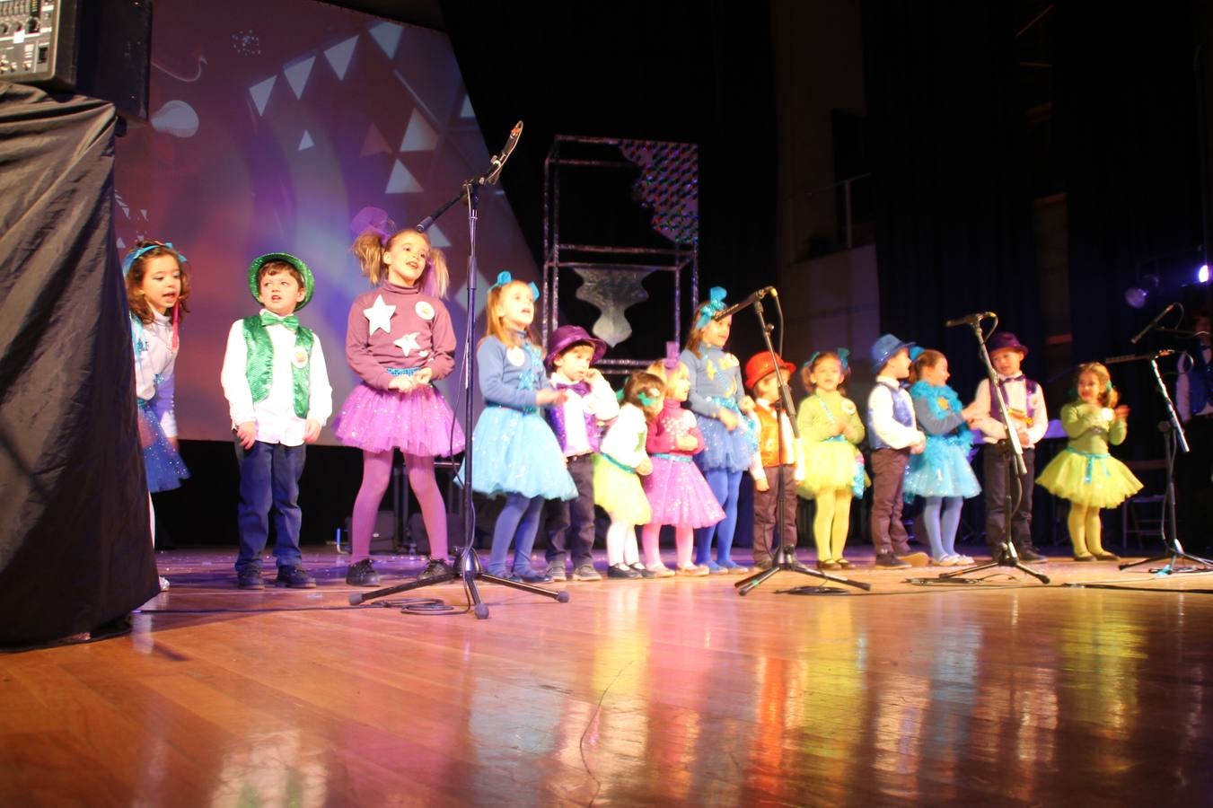 "Los chiquininos de cada casa" en su debut en el certamen de murgas.