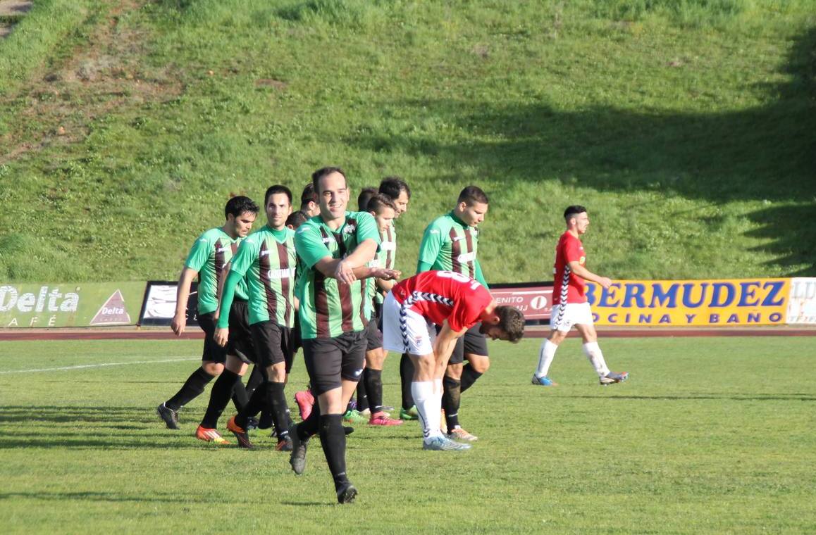 Javi Bolaños celebra su gol, el único del partido de ayer ante el Badajoz.PAULA DIAZ.