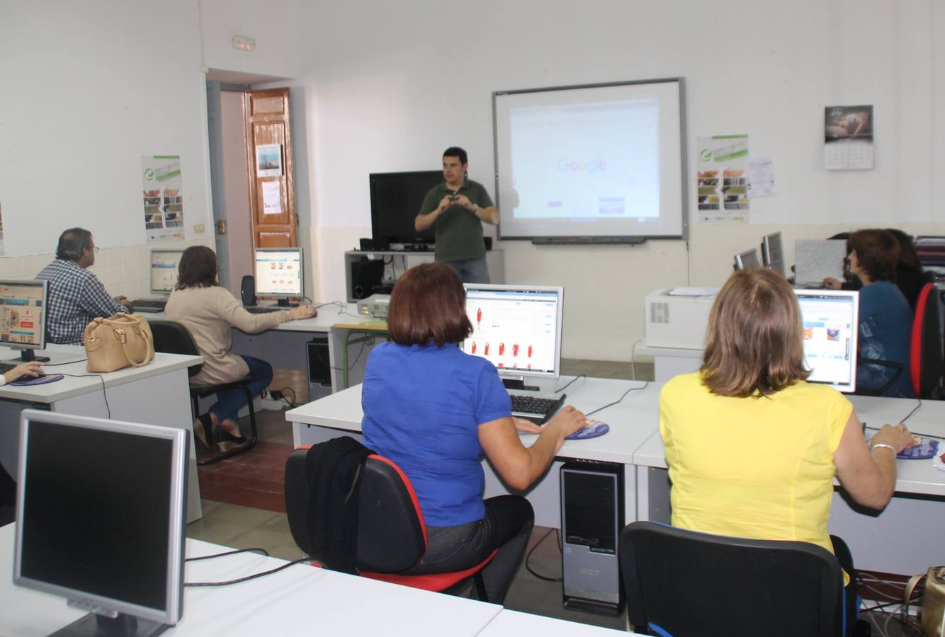 Usuarios en un taller en el Nuevo Centro del Conocimiento de Jerez.Cedida.