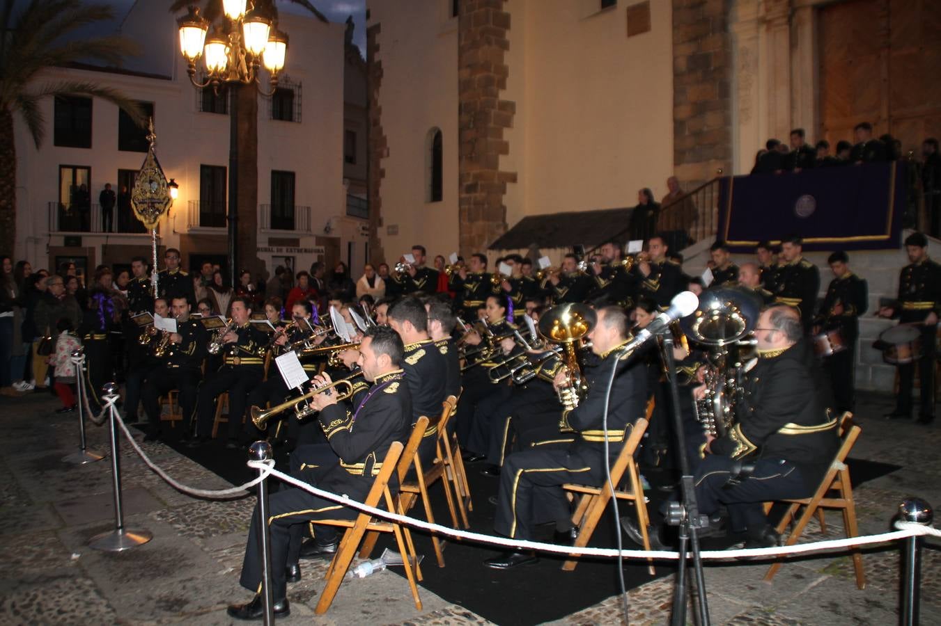 Integrantes de la Agrupación Musical "Nuestro Padre Jesús Nazareno" durante su actuación.