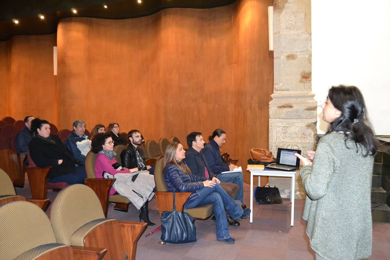 La directora de OTAEX explicó a los asistentes los beneficios de las accesibilidad para el turismo.