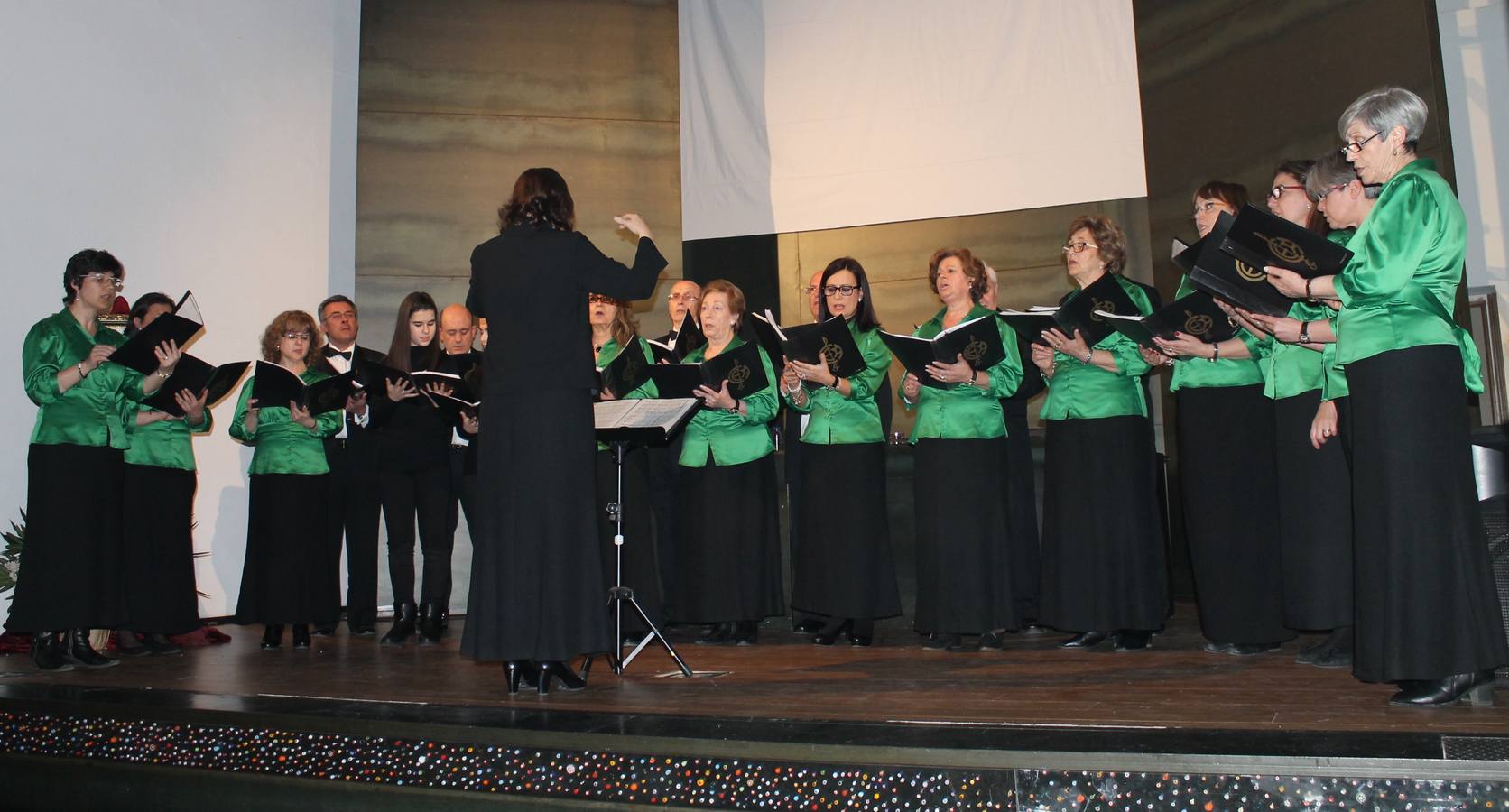 Componentes de la Coral de la Escuela Municipal de Música en una actuación en el auditorio del Conventual San Agustín.