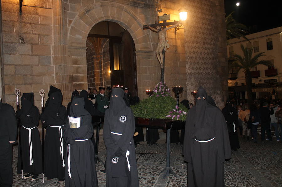 Imagen del Cristo de la vera Cruz en su salida desde la iglesia de San Miguel Arcángel.