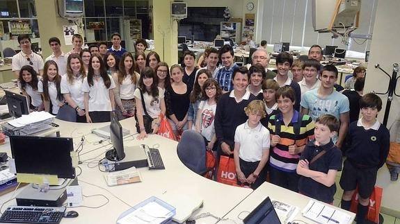 Escolares participantes en una edición anterior del concurso en la redacción de HOY.