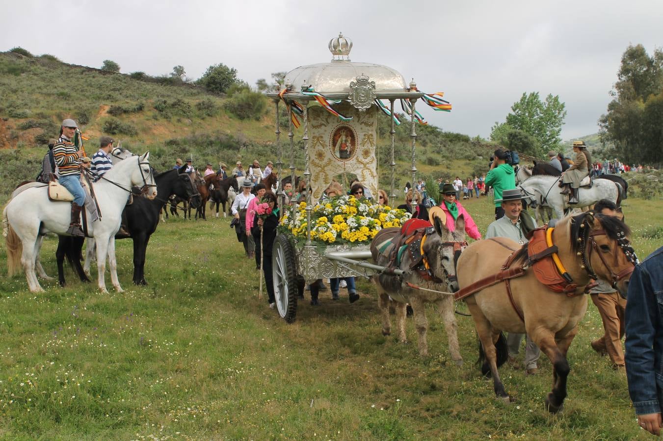 Romeros acompañando al Simpecado de la Virgen en la procesión de camino.P.D.