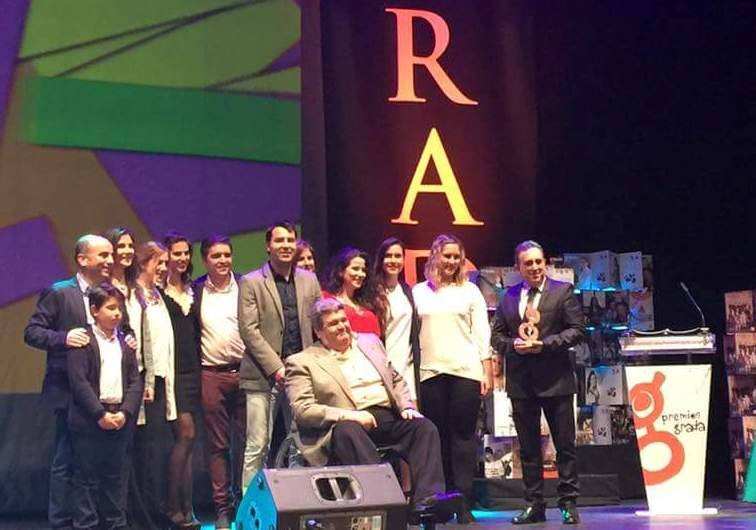 Miembros de 'La Trouppe' recogiendo el premio.