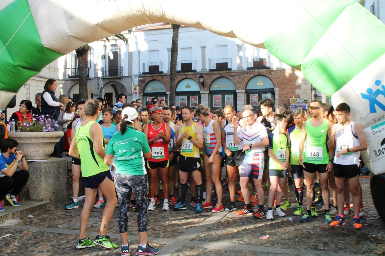 Participantes en la carrera absoluta preparados para tomar la salida.